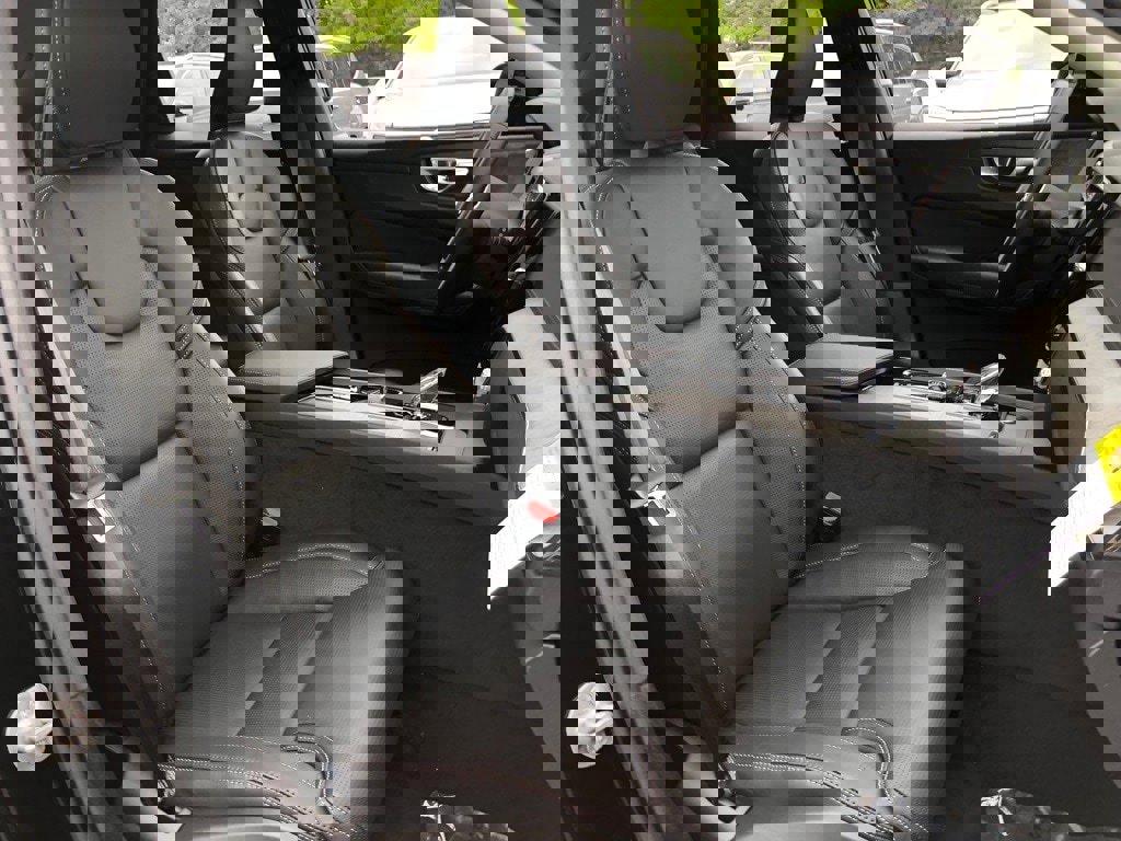 Used 2025 Volvo XC60 B5 Ultra w/ Protection Package Premier image 30