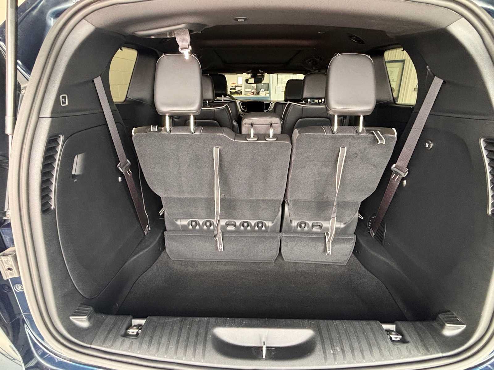 Certified 2025 Chrysler Pacifica Limited AWD/4WD image 9
