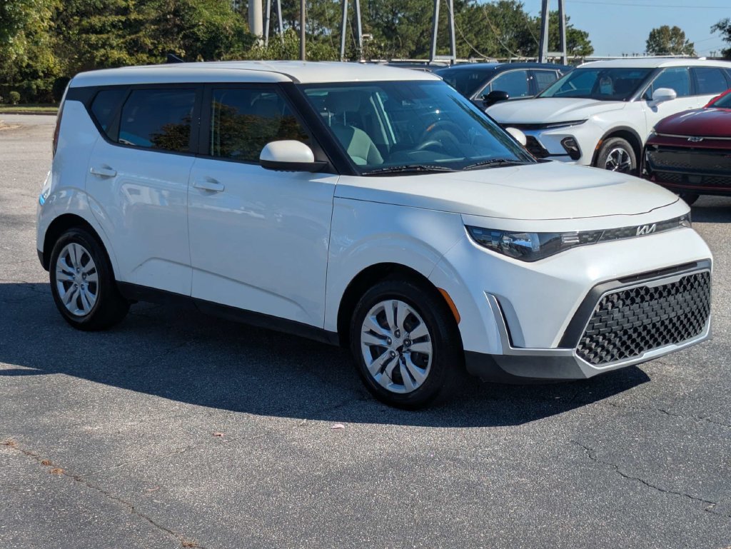 Used 2023 Kia Soul LX FWD image 2