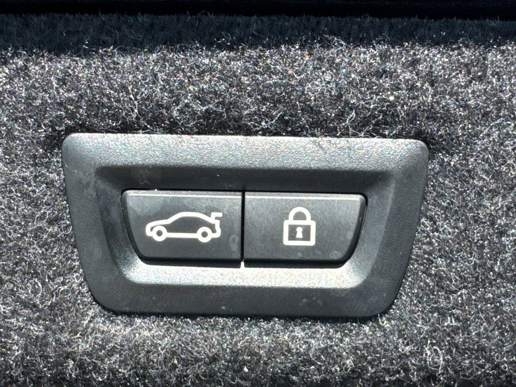 Used 2021 BMW M550i xDrive w/ Dynamic Handling Package image 16