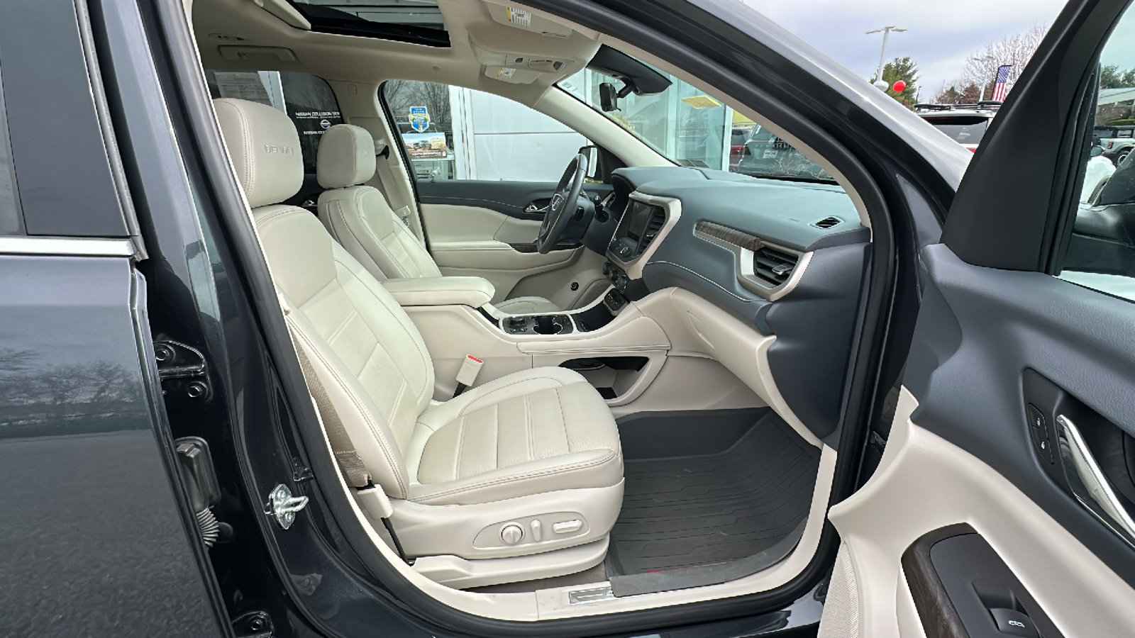 Used 2021 GMC Acadia Denali w/ Denali Ultimate Package image 25