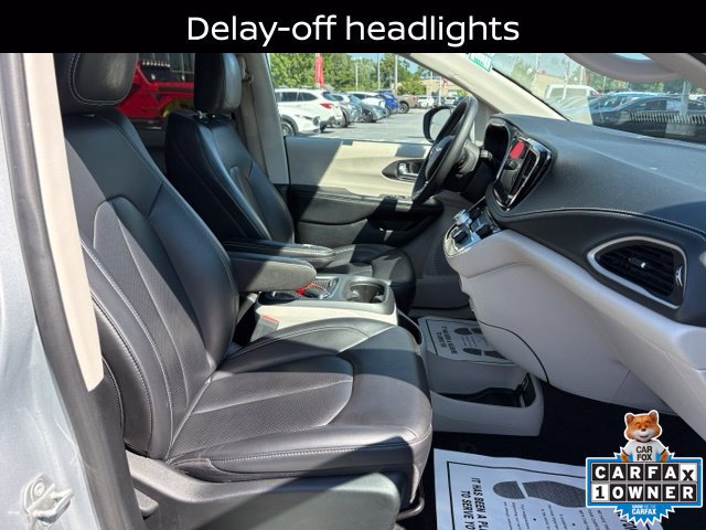 Used 2023 Chrysler Pacifica Touring-L AWD/4WD image 24