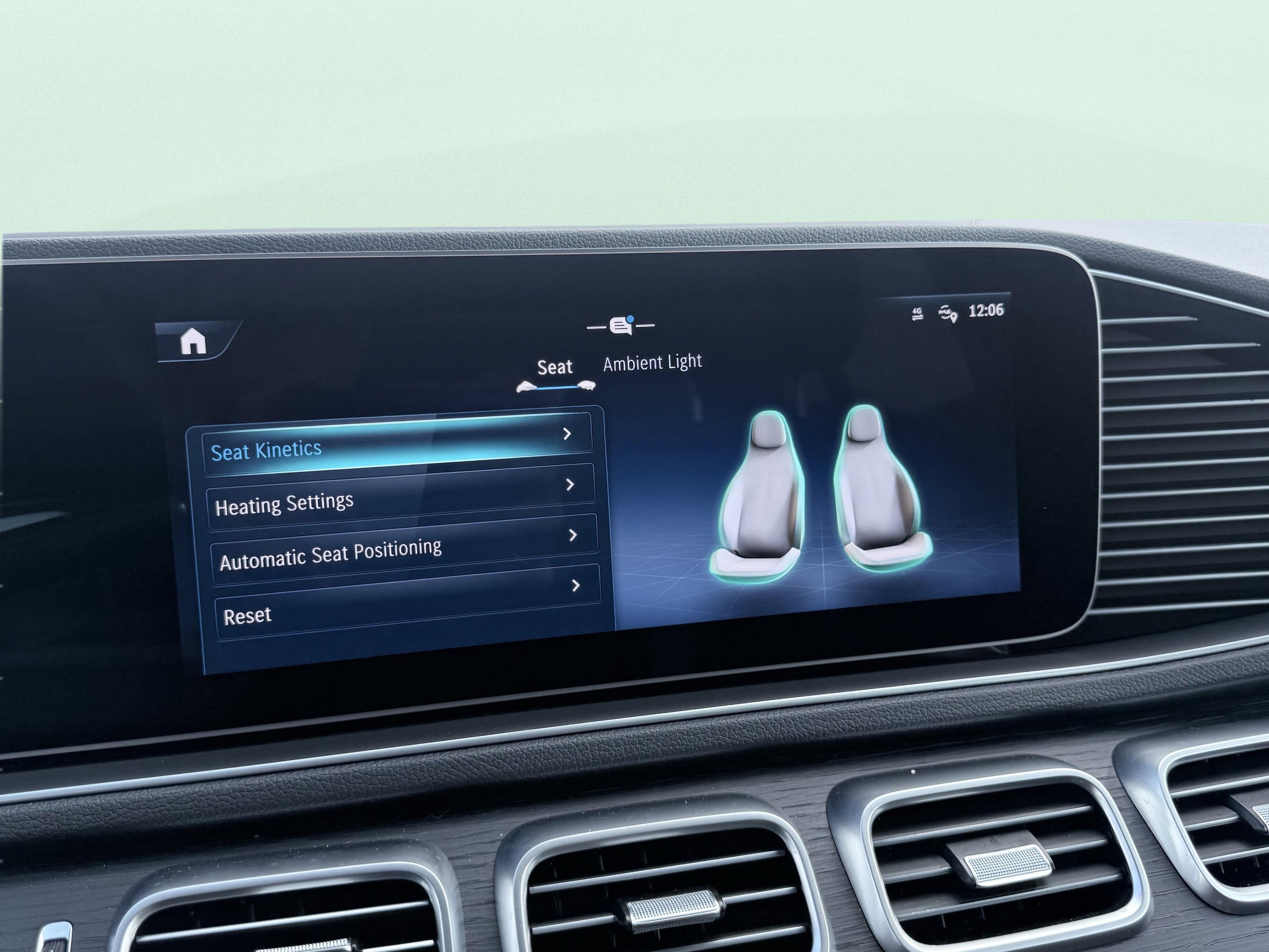 Used 2025 Mercedes-Benz GLE 450e 4MATIC w/ AMG Line Exterior image 69