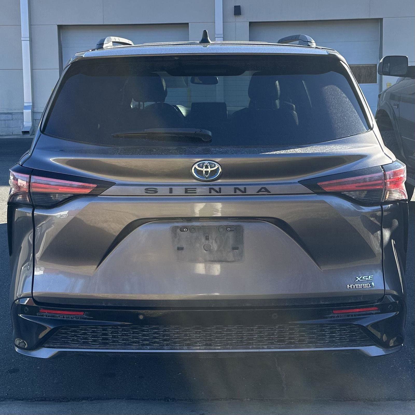 Used 2021 Toyota Sienna XSE w/ XSE Plus Package image 2