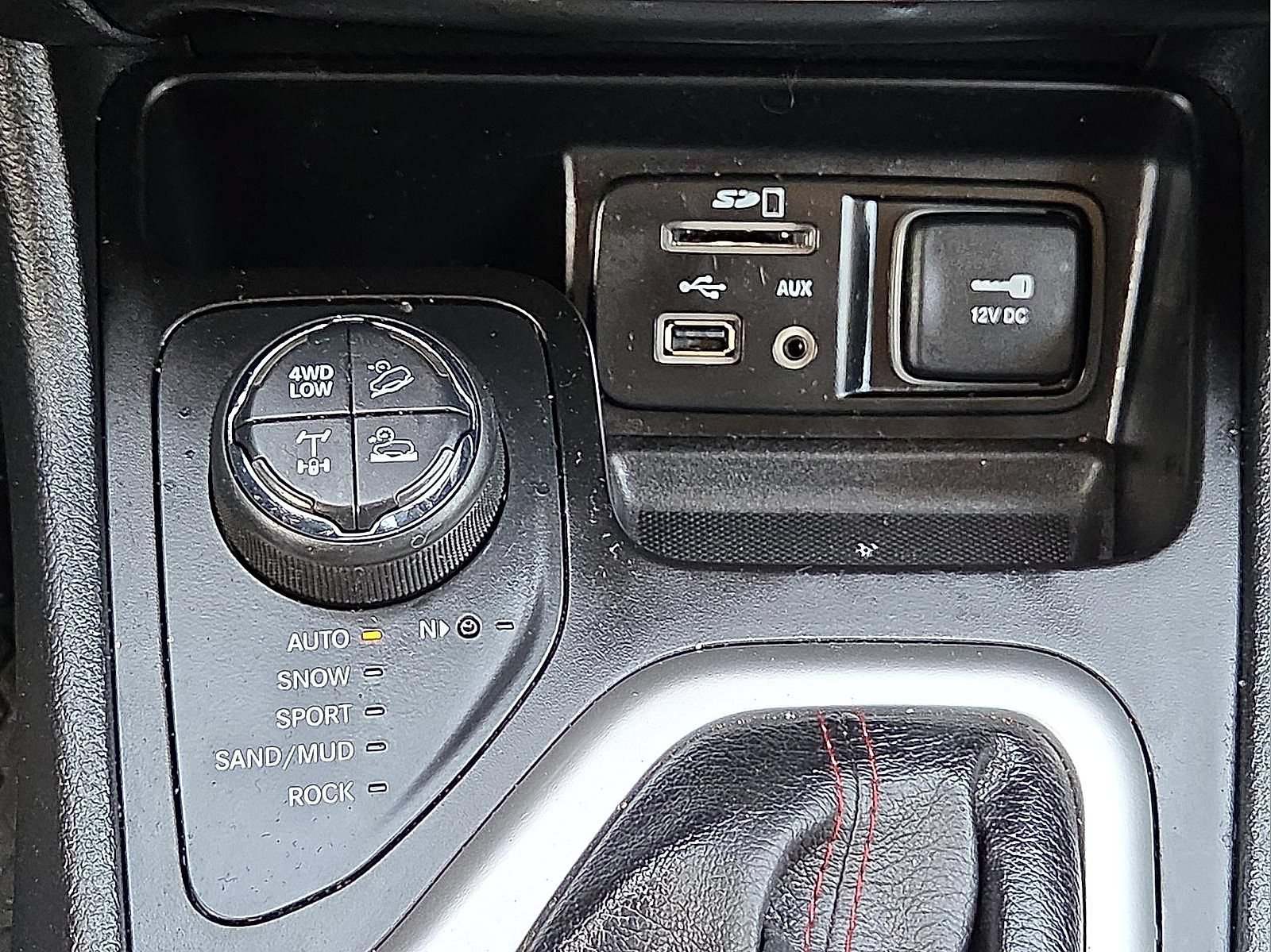 Used 2018 Jeep Cherokee Trailhawk AWD/4WD image 17