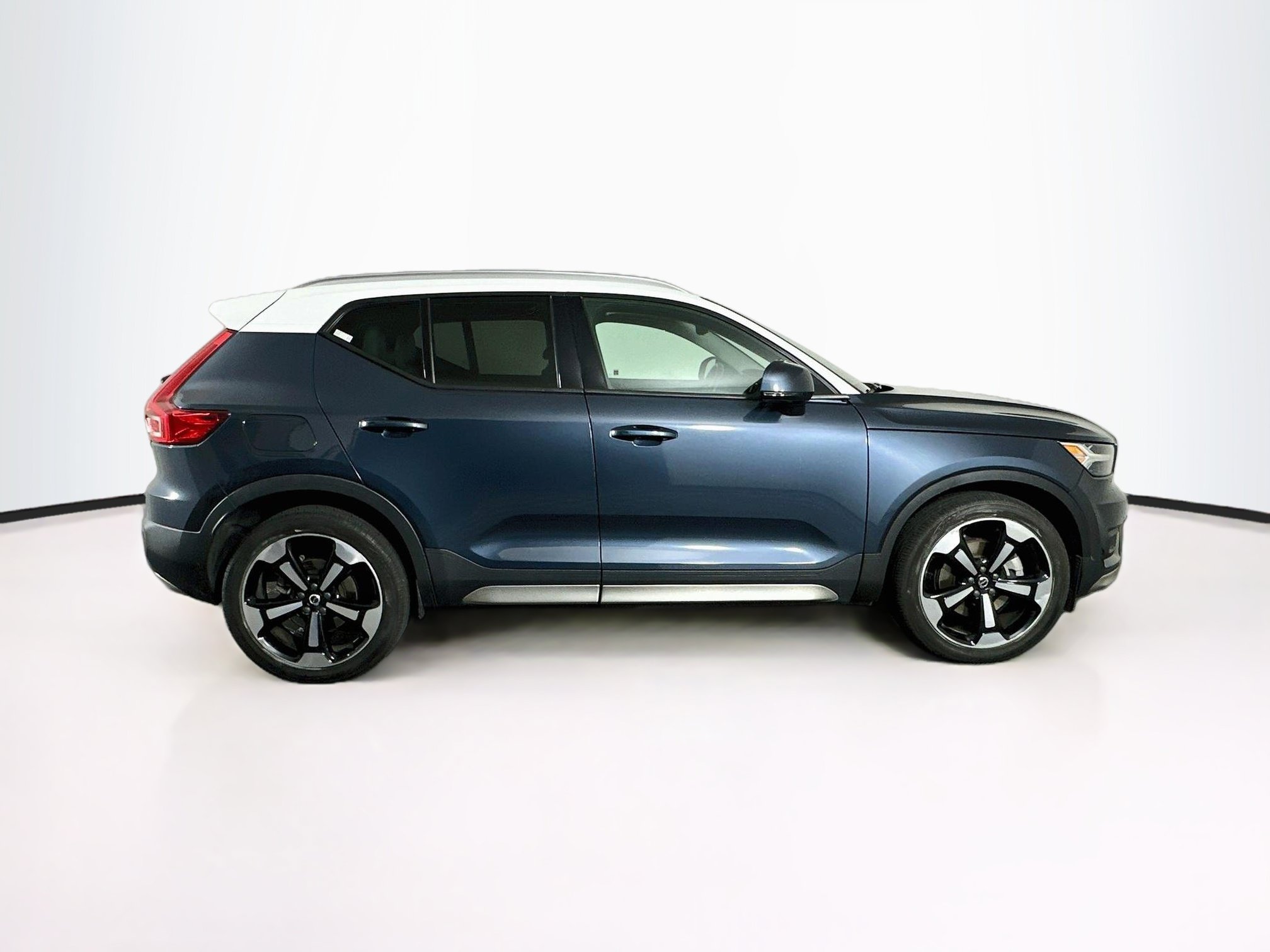 Used 2021 Volvo XC40 T5 Momentum w/ Premium Package AWD/4WD image 10