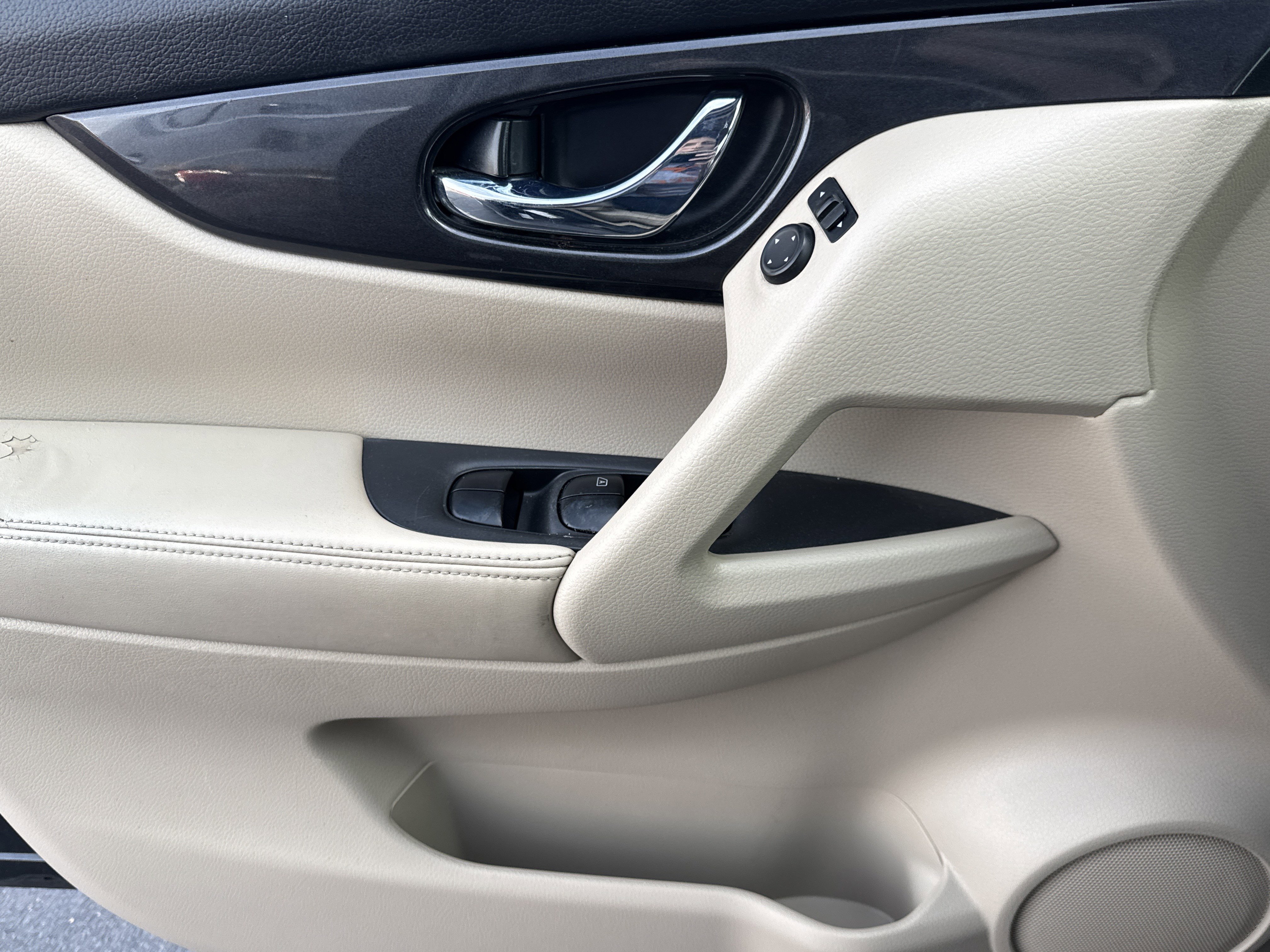 Used 2017 Nissan Rogue SV image 14