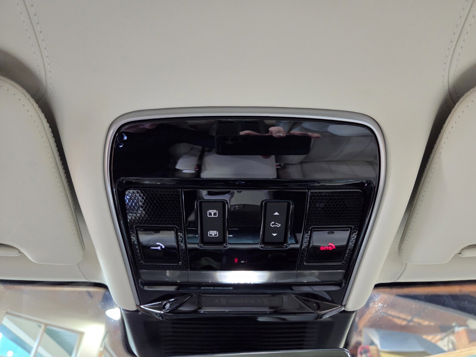 Used 2025 Land Rover Range Rover SV image 17