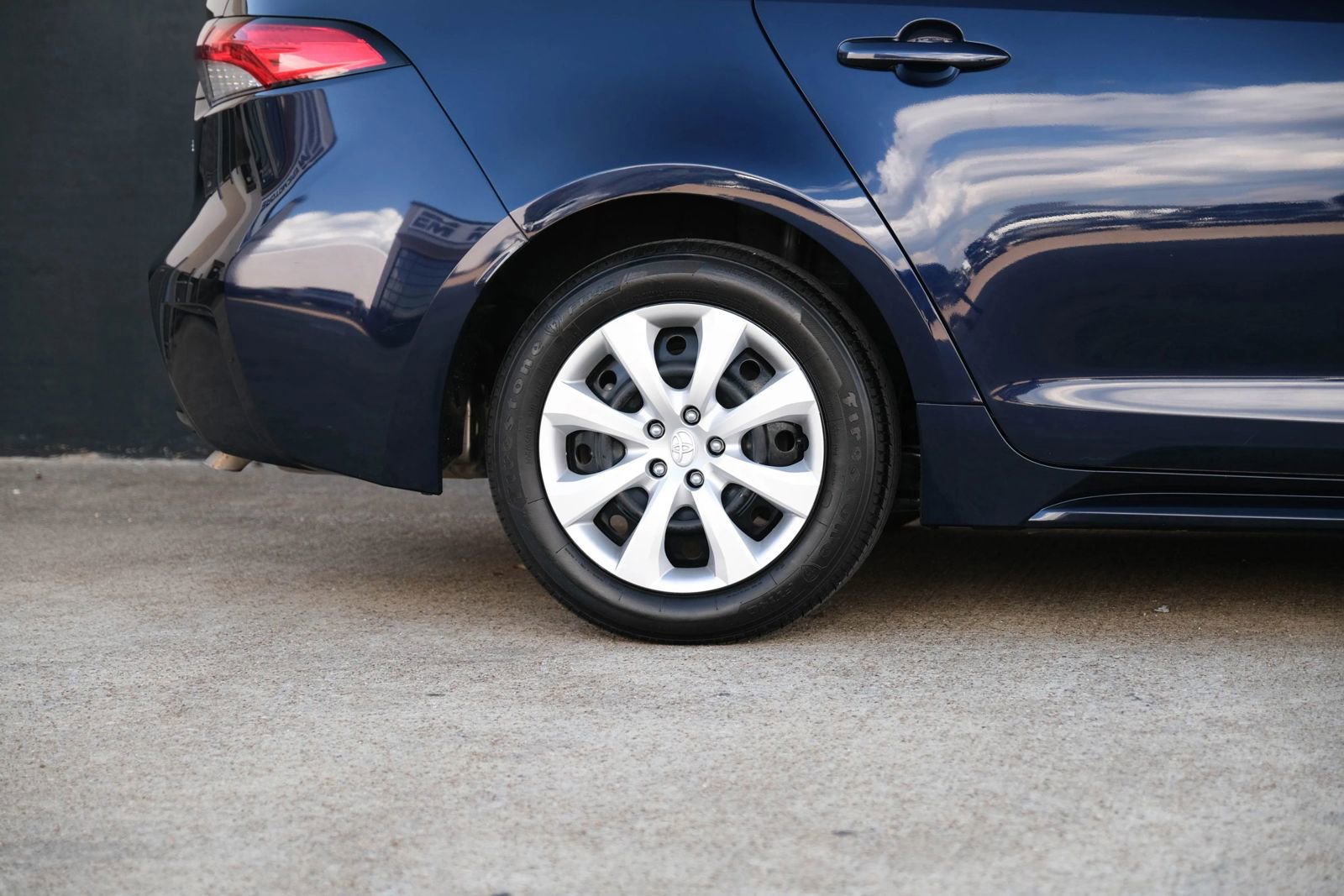 Used 2021 Toyota Corolla LE image 12