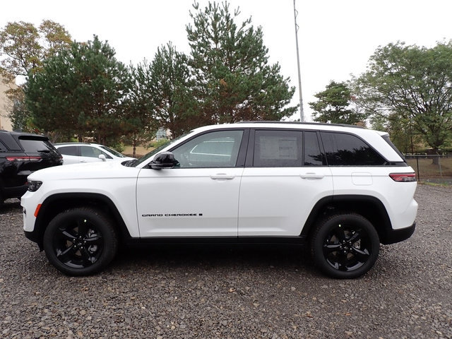 New 2025 Jeep Grand Cherokee Limited w/ Black Appearance Package AWD/4WD image 2