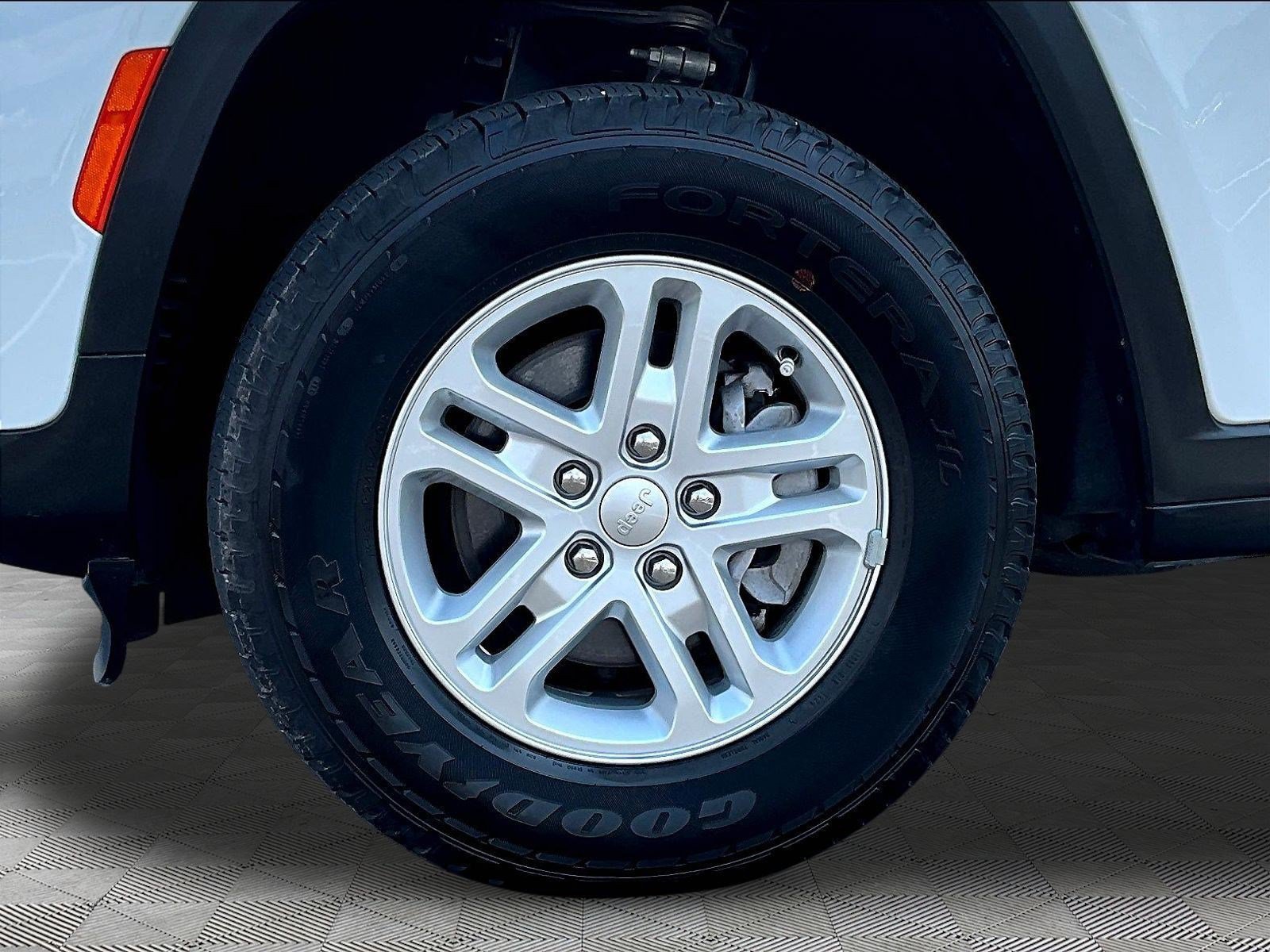Used 2024 Jeep Grand Cherokee Laredo AWD/4WD image 34