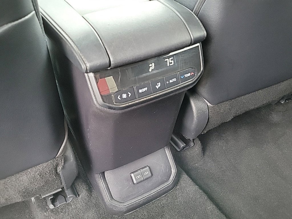Used 2023 Toyota Highlander XLE AWD/4WD image 21