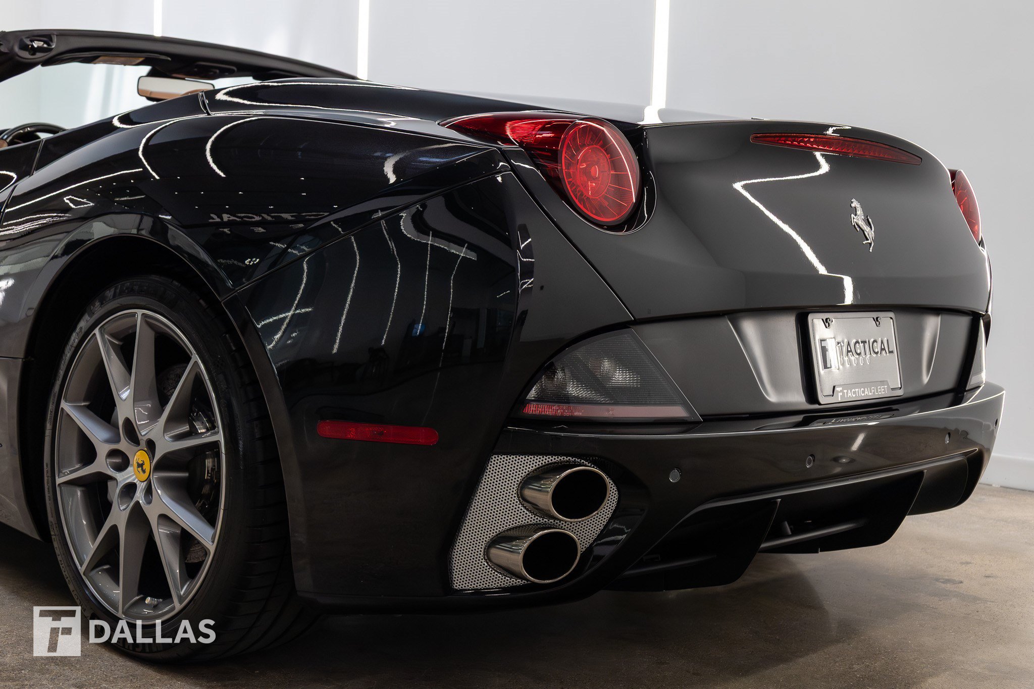 Used 2011 Ferrari California RWD image 9