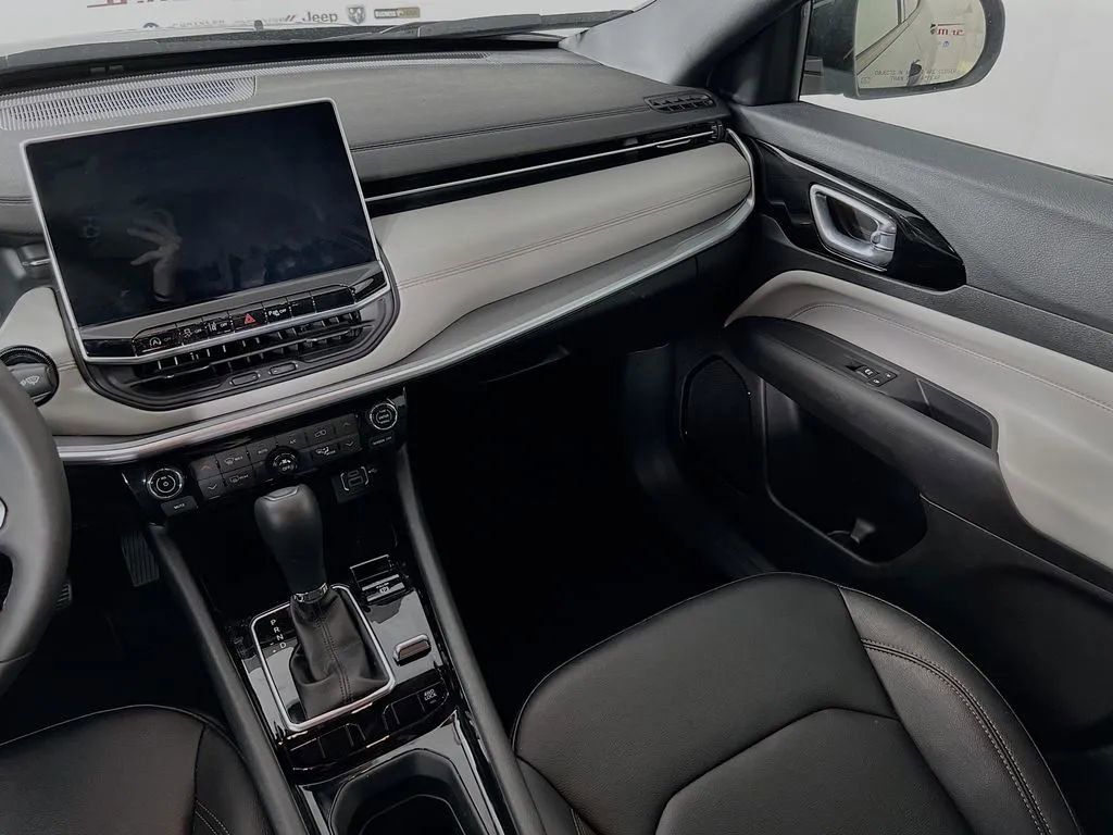 Used 2024 Jeep Compass Limited image 23