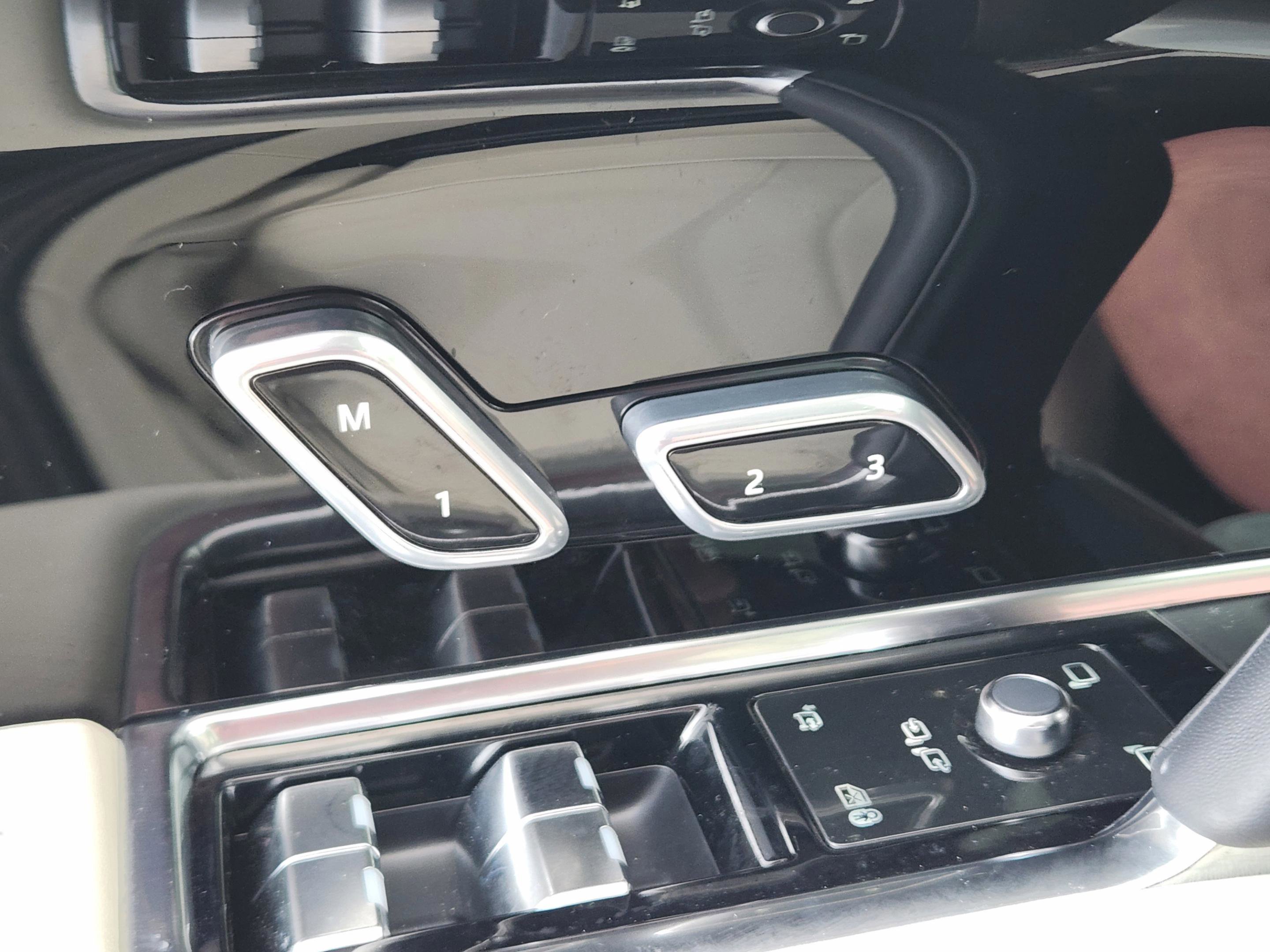 Certified 2025 Land Rover Range Rover SE image 18