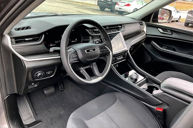 Used 2024 Jeep Grand Cherokee Laredo image 14