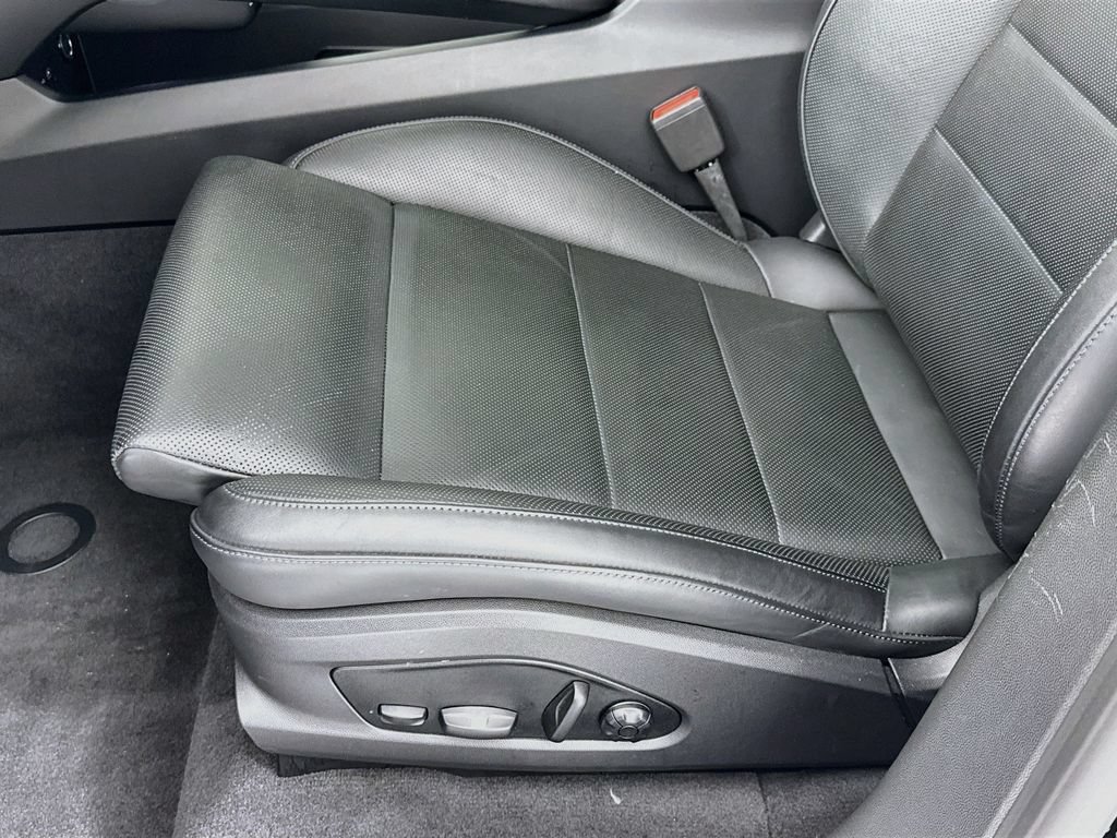 Certified 2025 Porsche Macan Electric RWD image 13