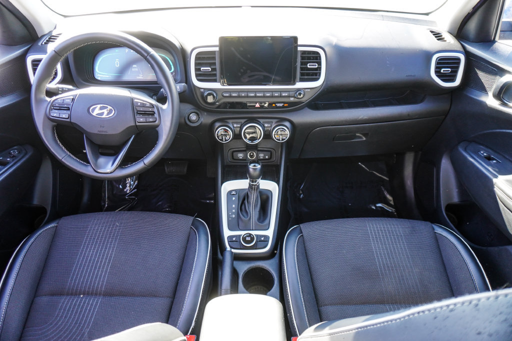 Used 2025 Hyundai Venue Limited FWD image 10