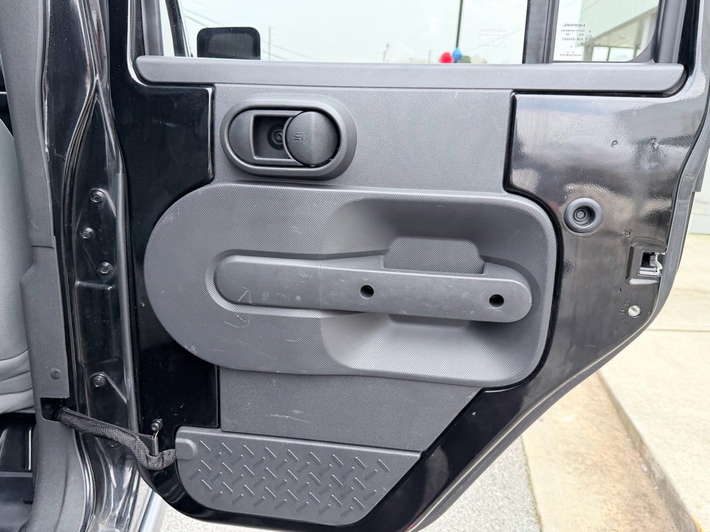 Used 2009 Jeep Wrangler Unlimited Rubicon w/ Dual Top Group image 23