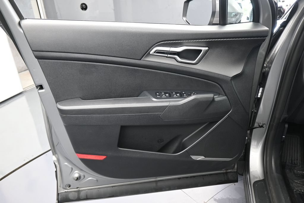 Used 2025 Kia Sportage LX FWD image 13