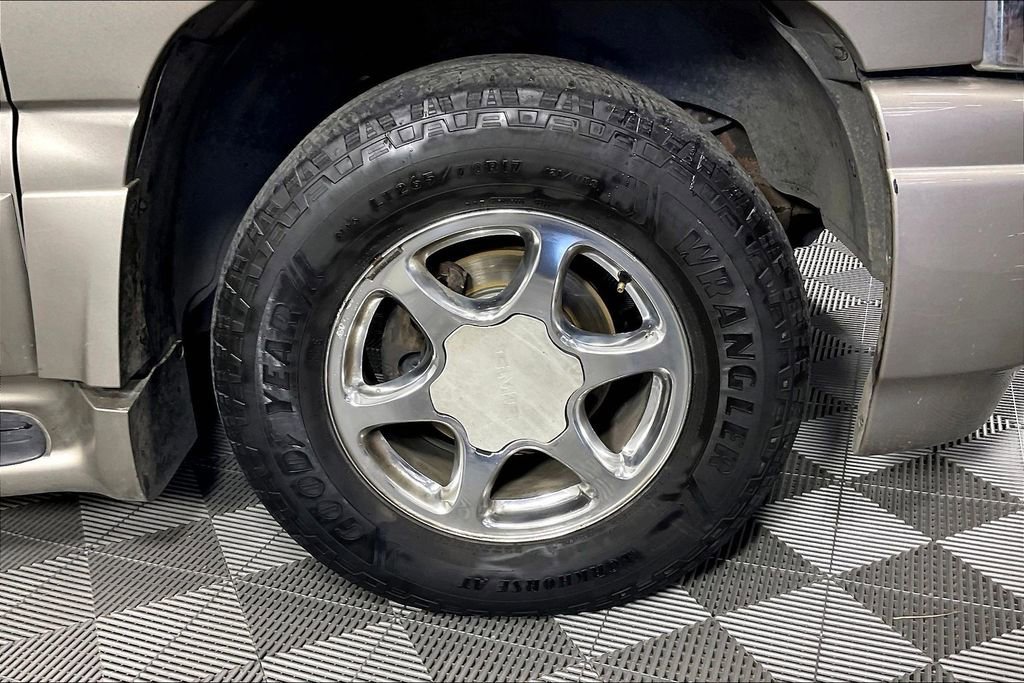 Used 2003 GMC Yukon XL Denali image 9