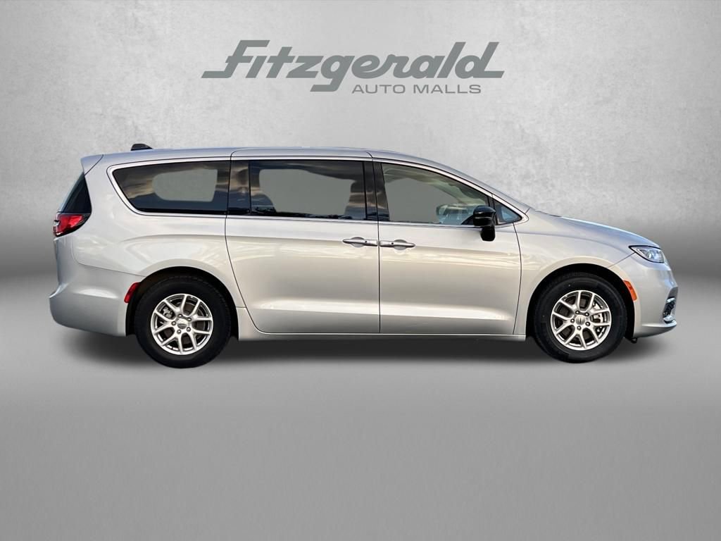 Used 2024 Chrysler Pacifica Touring-L image 3