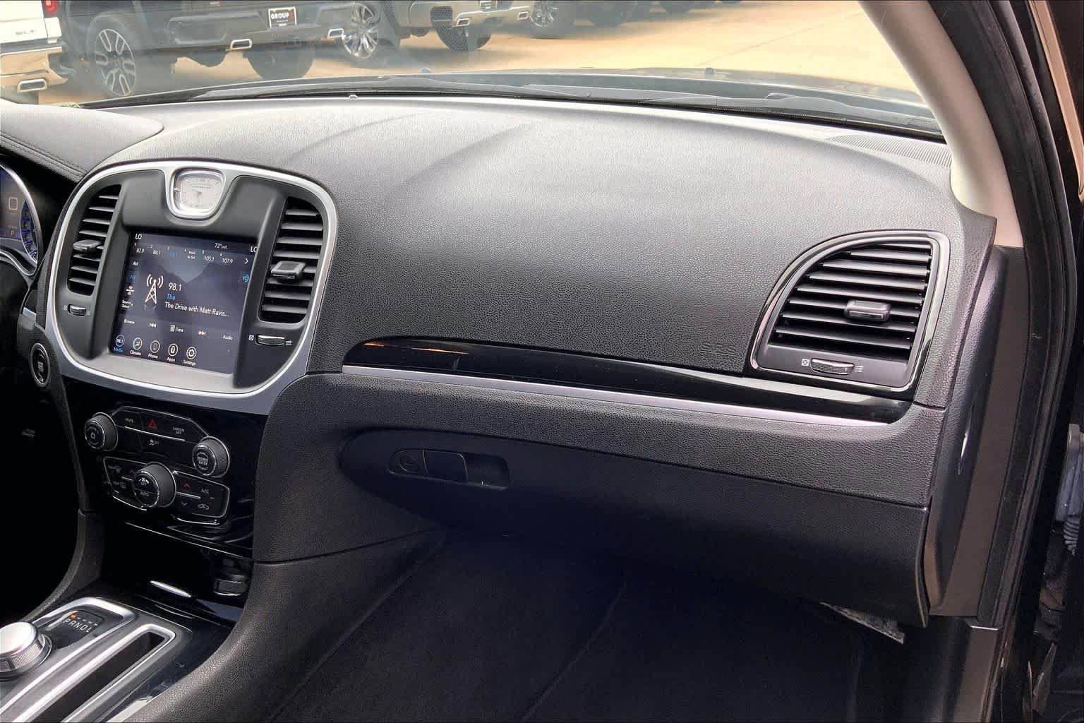 Used 2023 Chrysler 300 Touring w/ Sport Appearance Package RWD image 17