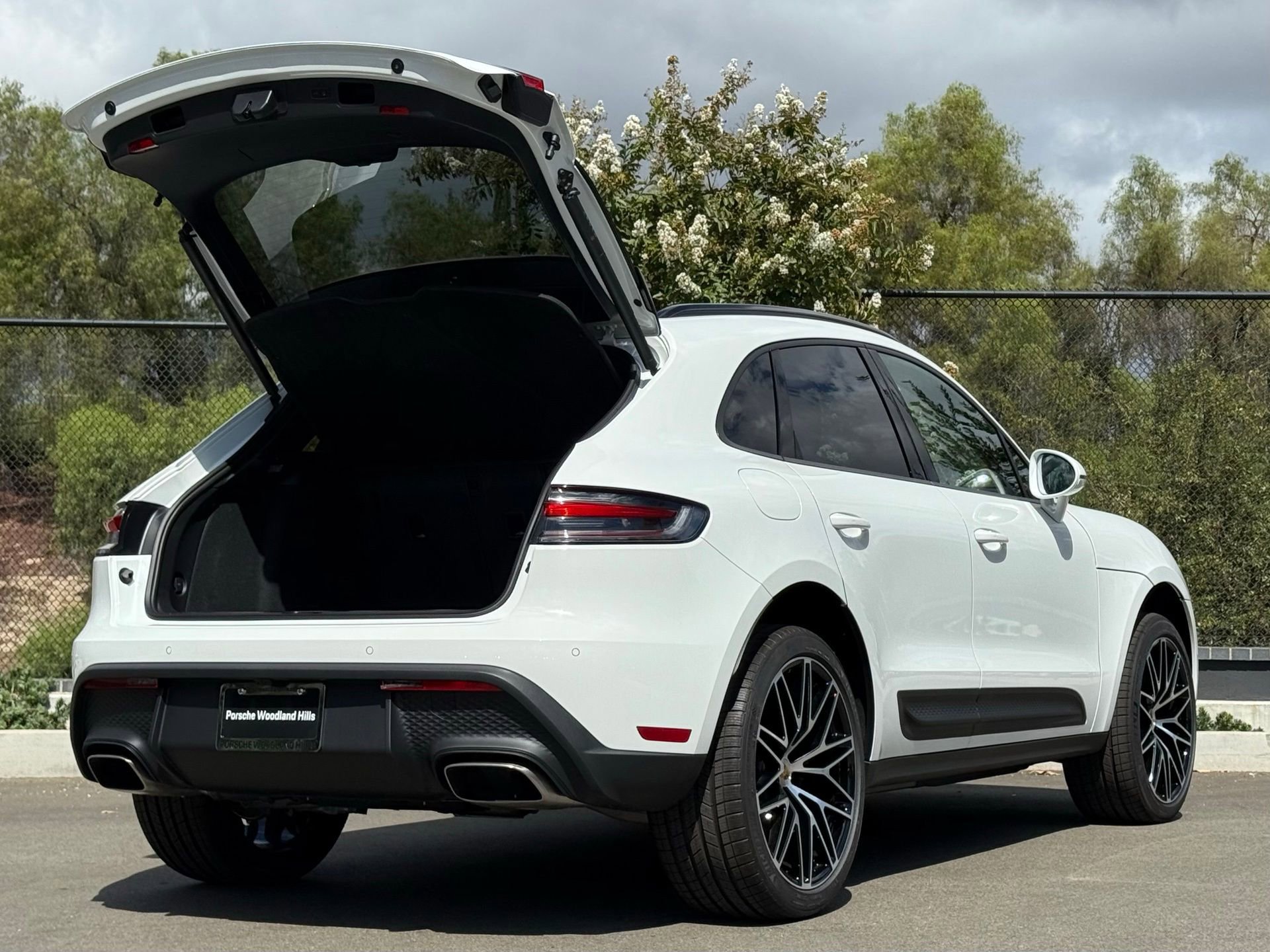 Used 2025 Porsche Macan image 32