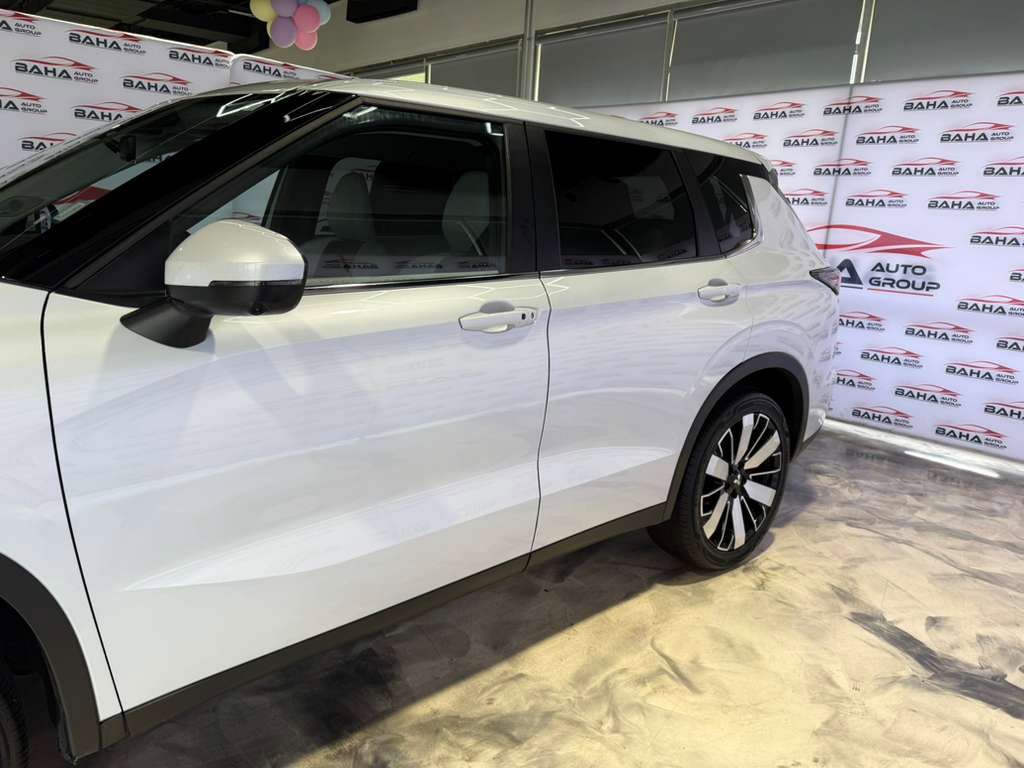 Used 2025 Mitsubishi Outlander Trail Edition image 6