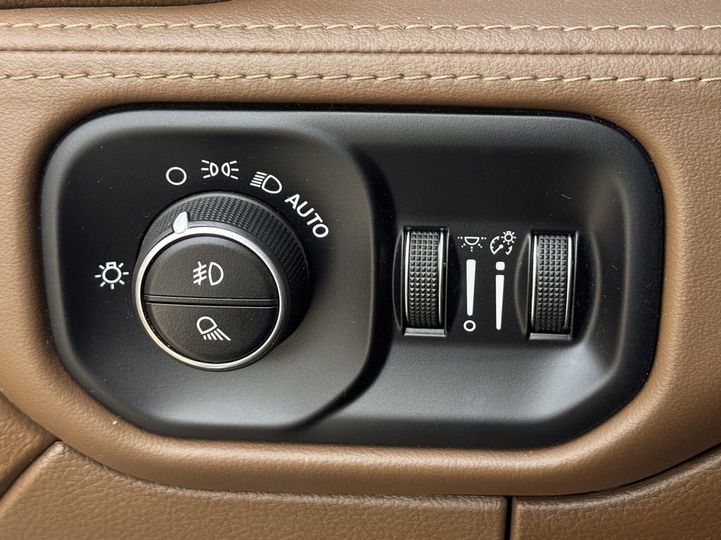 Used 2024 RAM 3500 Limited w/ Towing Technology Group image 24