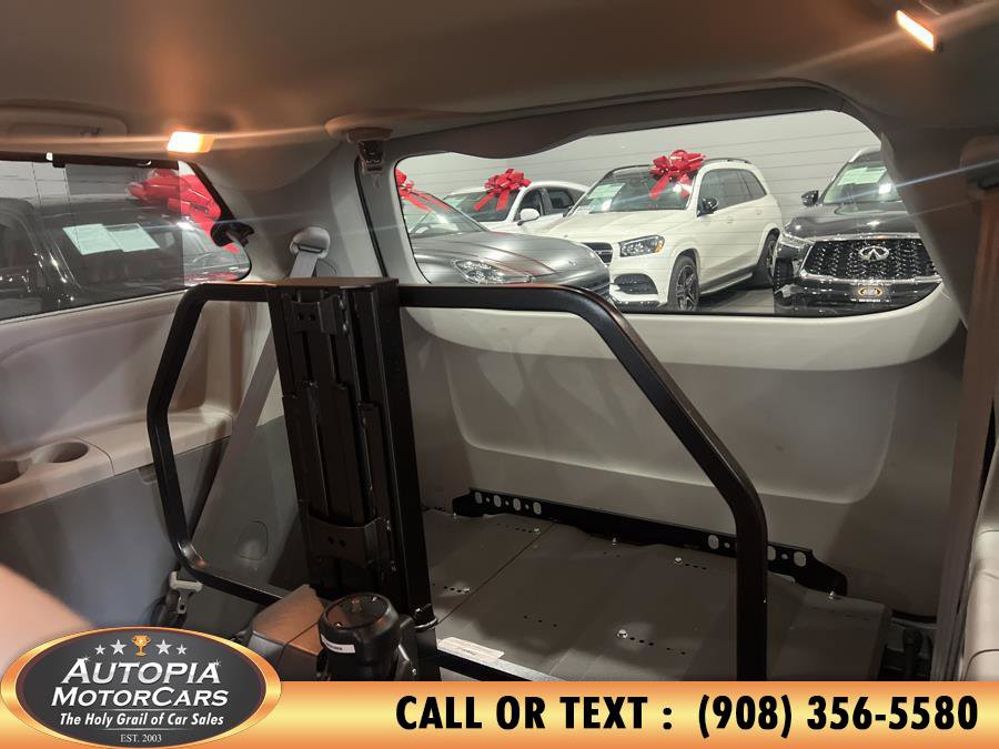 Used 2019 Toyota Sienna XLE image 27