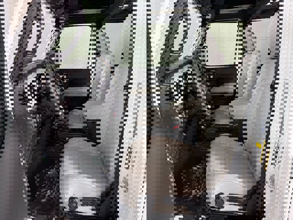 Used 2023 Jeep Wrangler Unlimited Sahara image 15