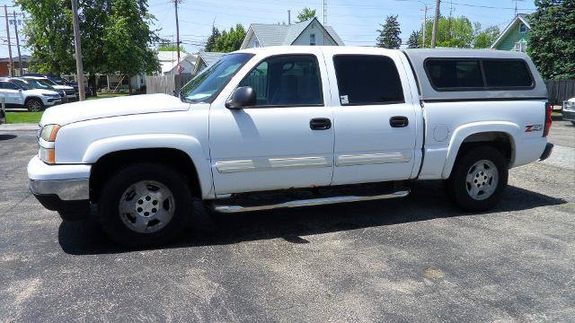 Used 2006 Chevrolet Silverado 1500 LT w/ Light Duty Power Package AWD/4WD image 2