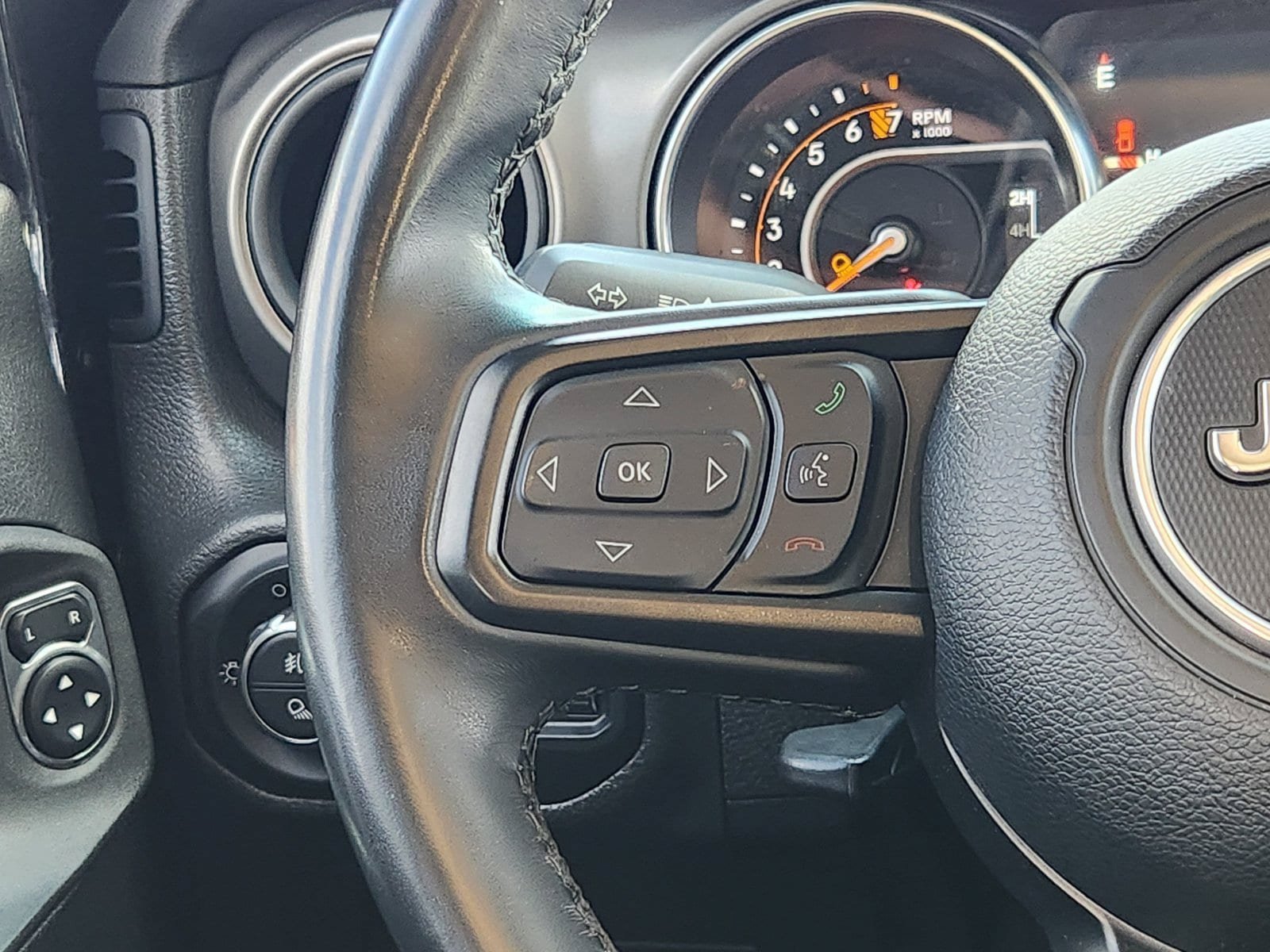 Used 2022 Jeep Gladiator Sport AWD/4WD image 36