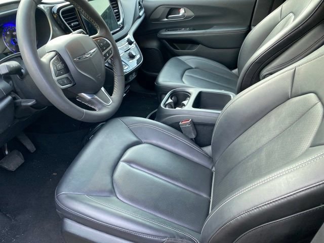 Used 2025 Chrysler Pacifica Select FWD image 12