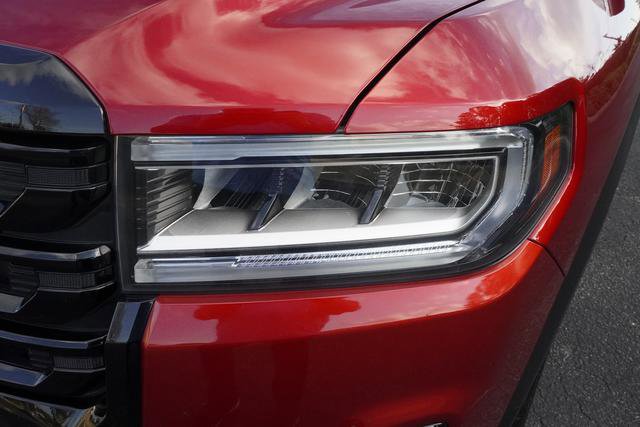 Used 2023 GMC Acadia SLE w/ Driver Convenience Package image 32