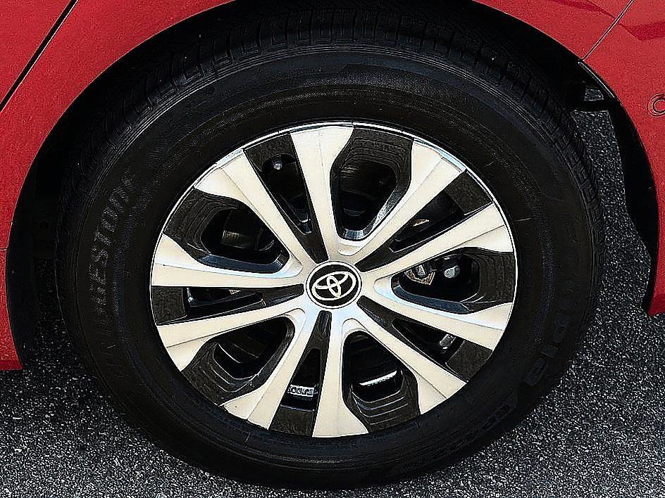 Used 2020 Toyota Prius LE AWD/4WD image 5