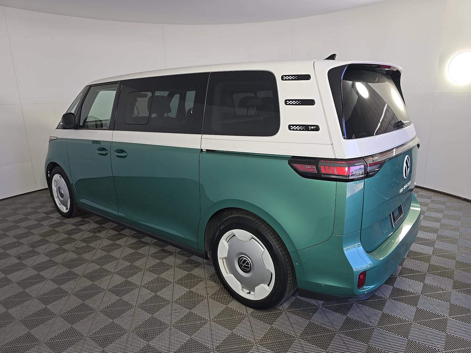 Used 2025 Volkswagen ID. Buzz 1st Edition RWD image 3