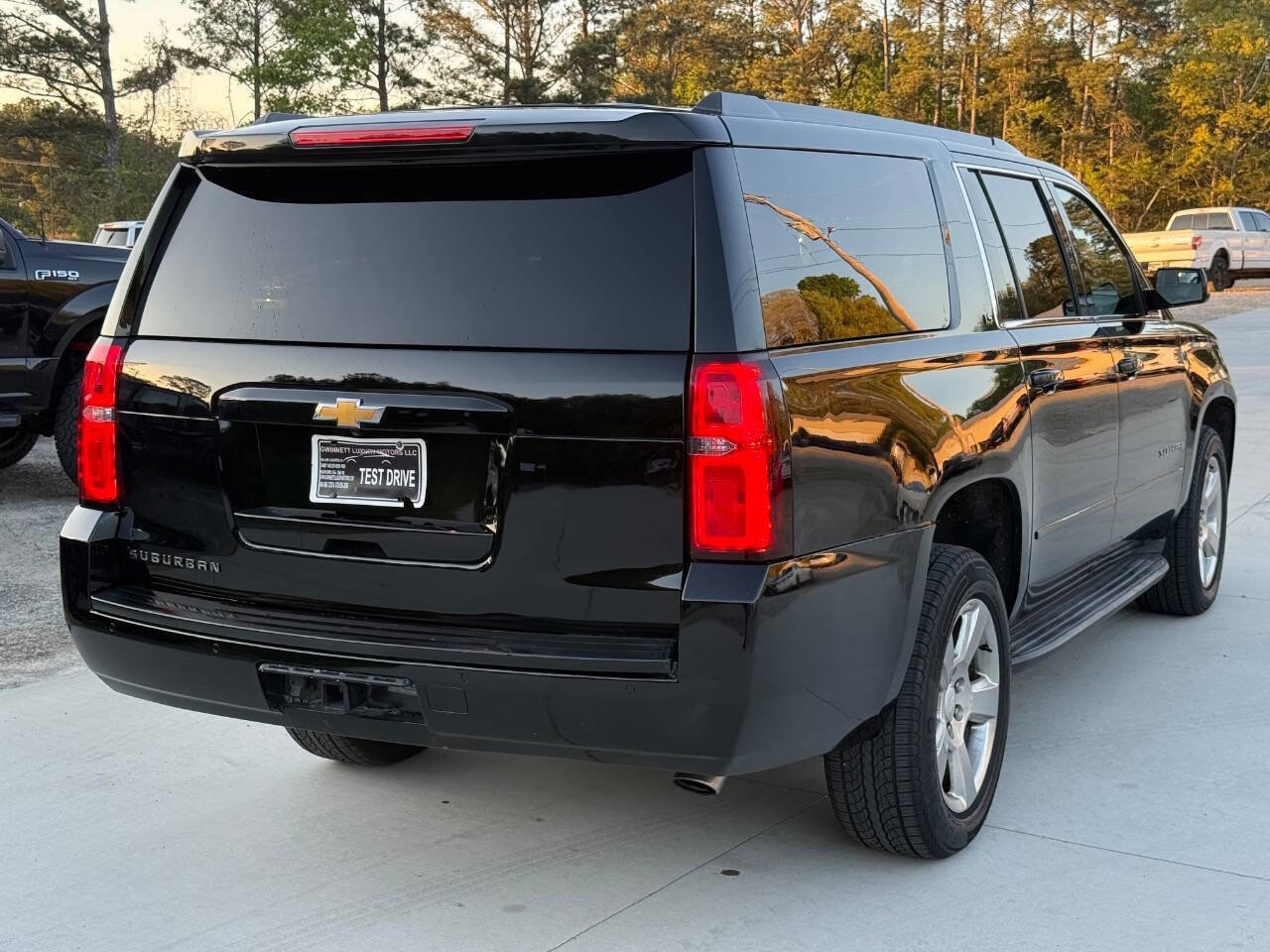 Used 2016 Chevrolet Suburban LS RWD image 4