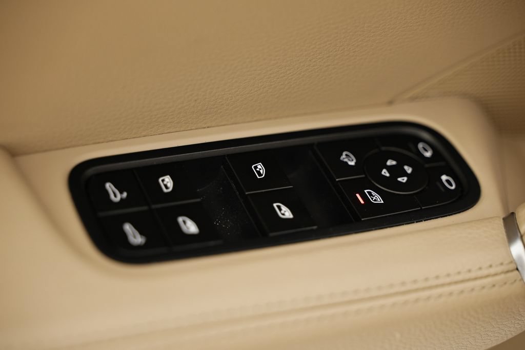 Certified 2023 Porsche Cayenne Coupe AWD/4WD image 17