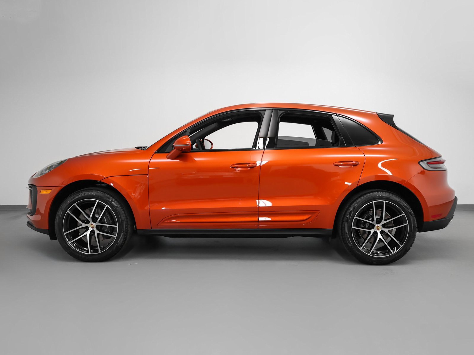 Certified 2025 Porsche Macan image 2