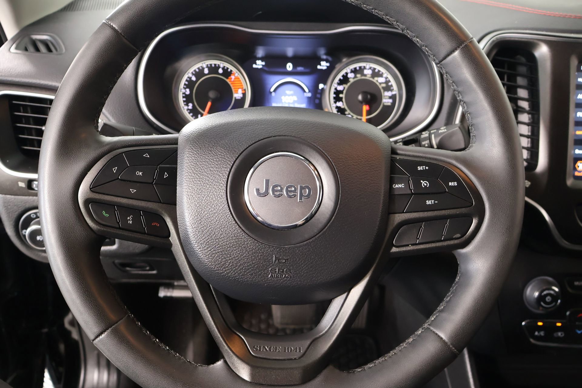 Used 2021 Jeep Cherokee Trailhawk w/ Comfort/Convenience Group AWD/4WD image 3