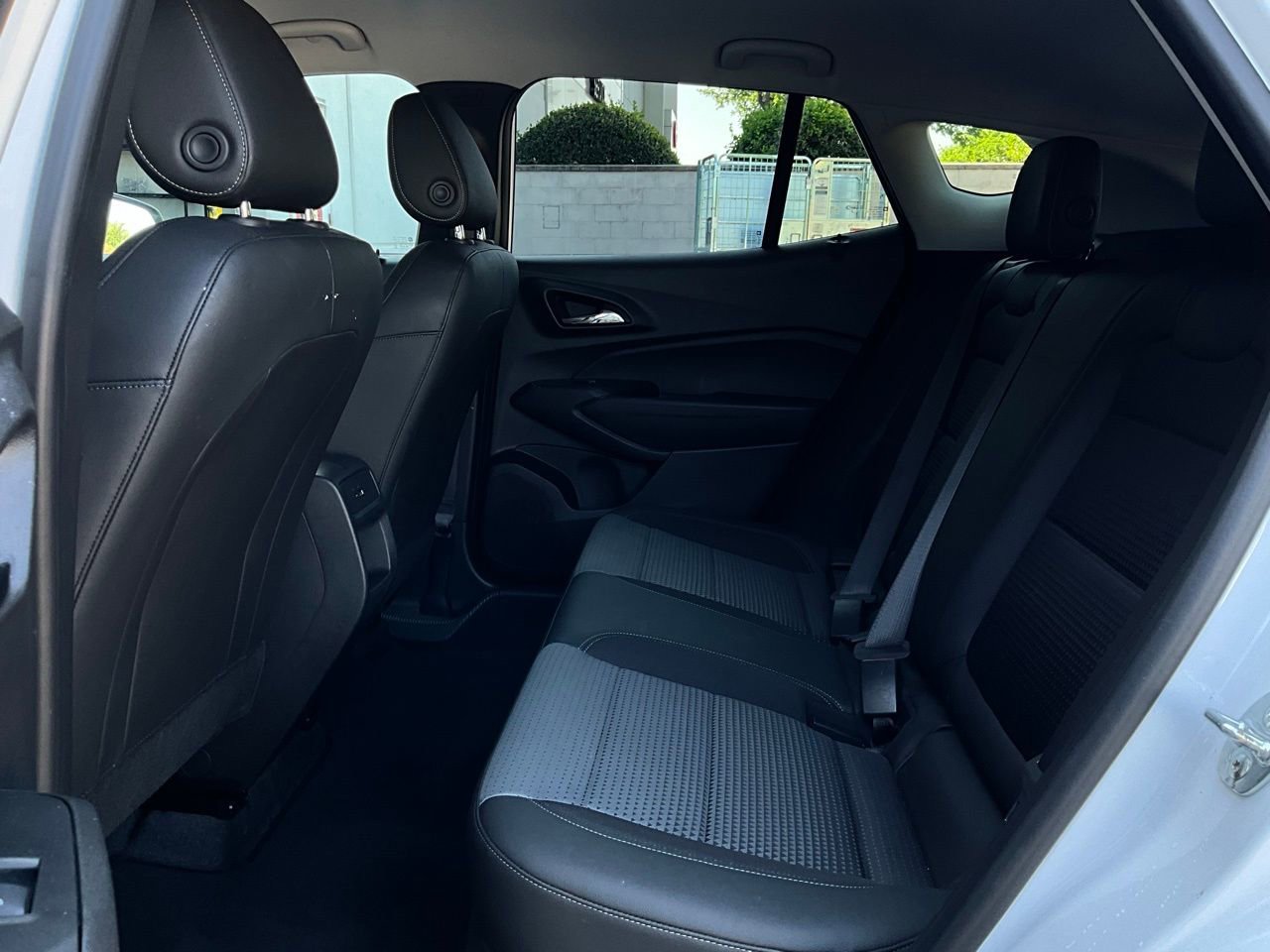 Used 2025 Chevrolet Trax LT FWD image 11