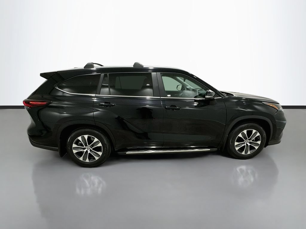 Used 2024 Toyota Highlander XLE FWD image 8