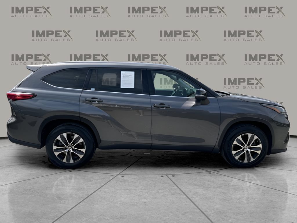 Used 2022 Toyota Highlander XLE FWD image 6