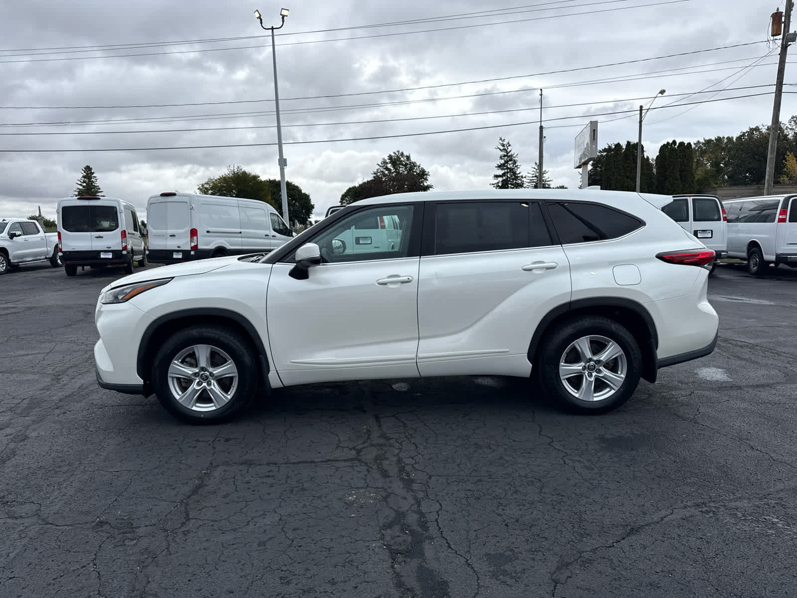 Used 2020 Toyota Highlander L AWD/4WD image 2