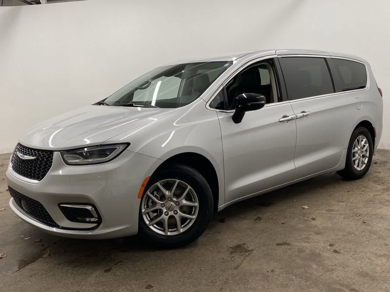 Used 2024 Chrysler Pacifica Touring-L