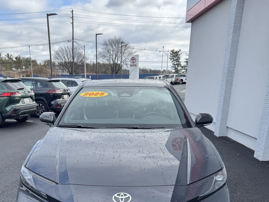 Used 2025 Toyota Camry SE w/ Convenience Package image 3