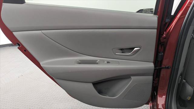 Used 2025 Hyundai Elantra SE FWD image 16