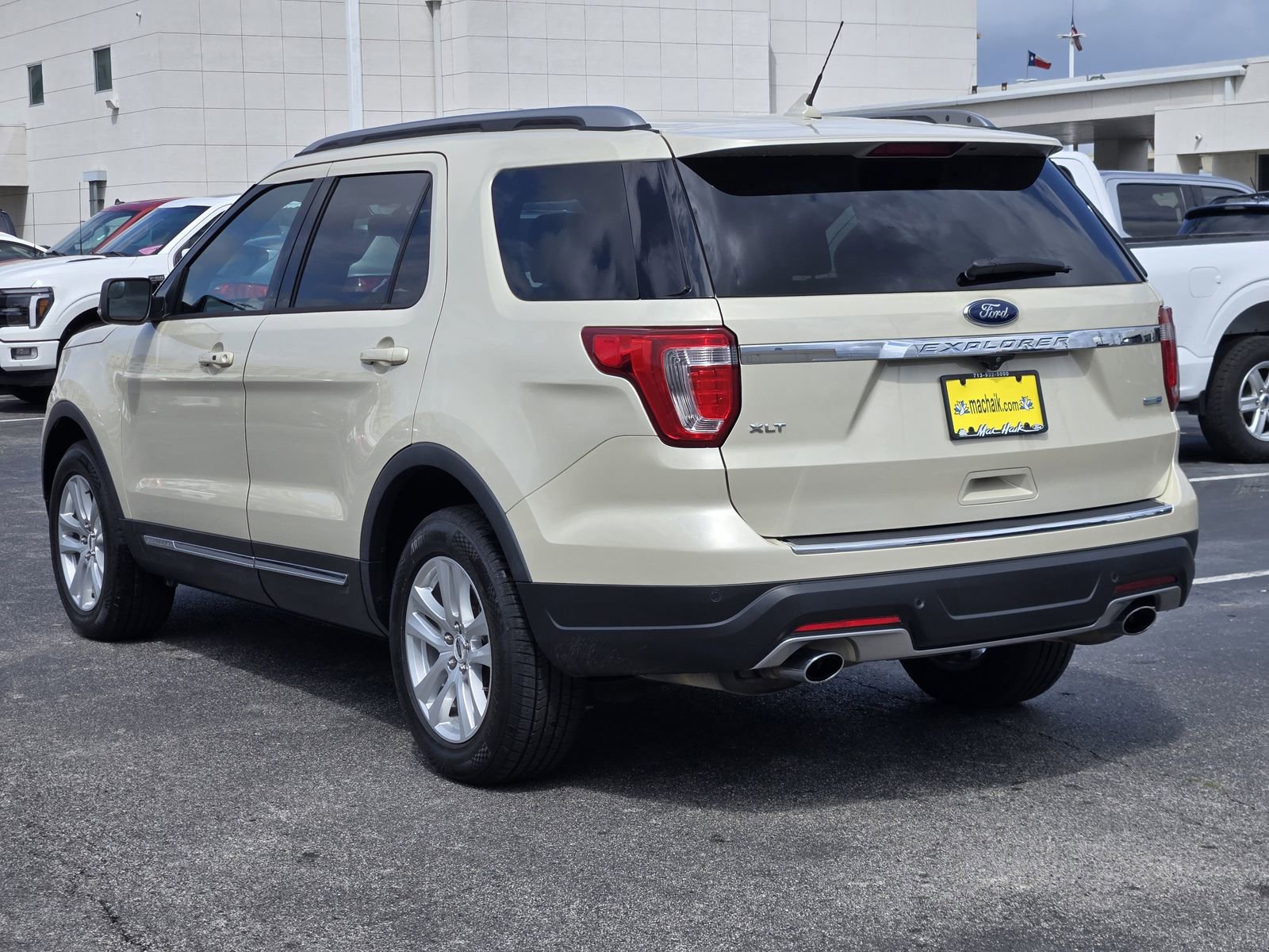 Used 2018 Ford Explorer XLT w/ Equipment Group 202A image 6